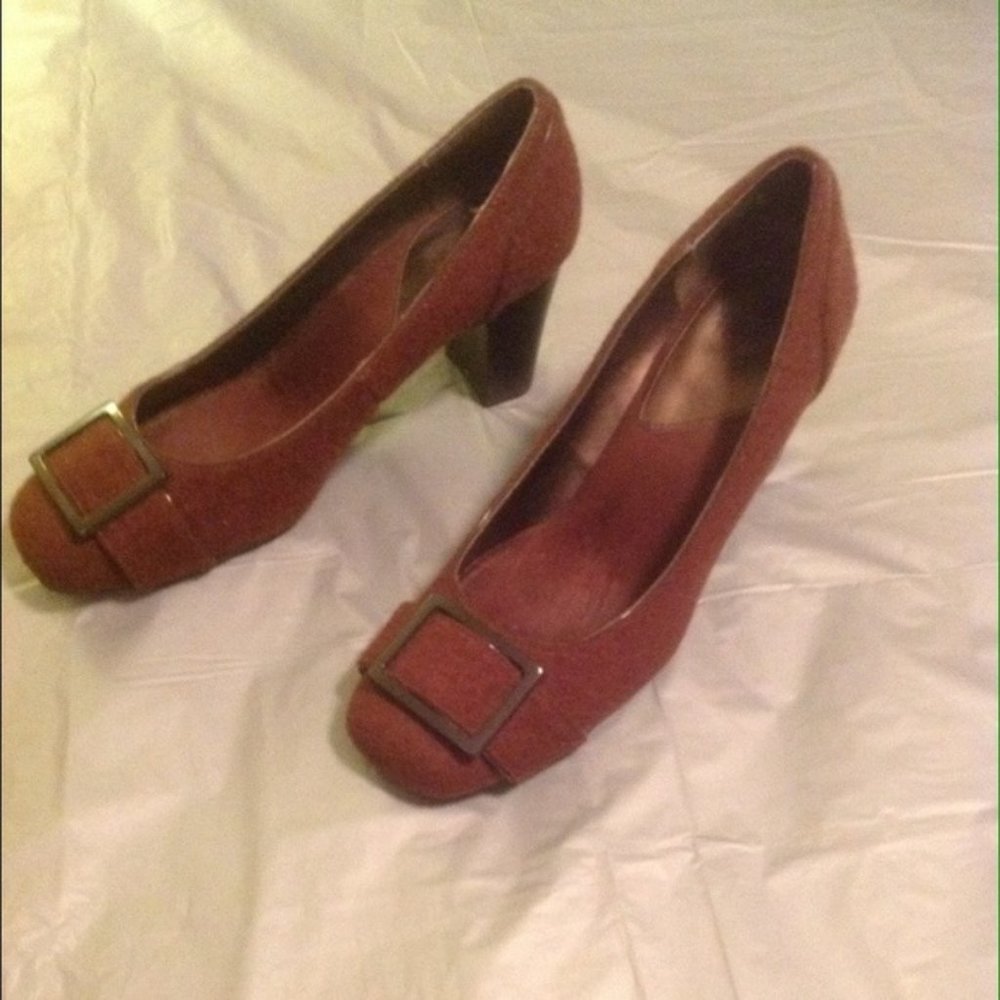 Pumps - Picture 2 of 3